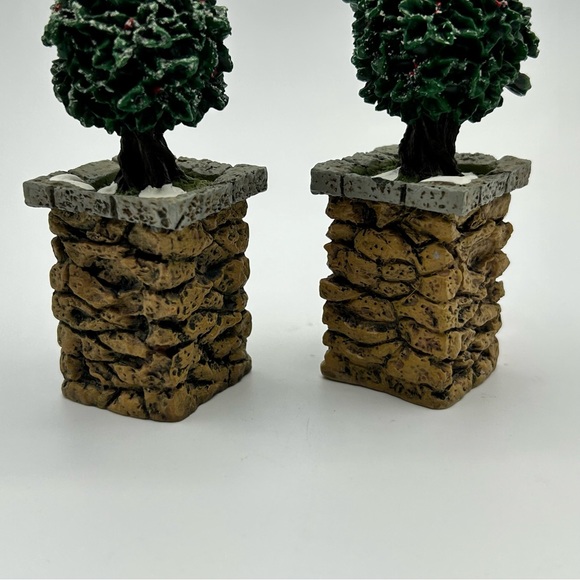 Dept 56 Stone Corner Posts & Archway with Holly #52648 - Picture 12 of 16